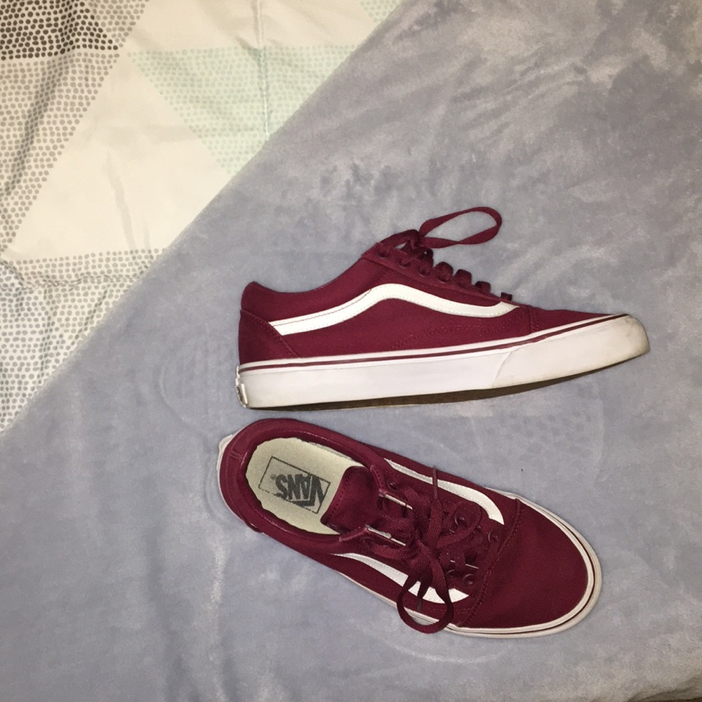 Men’s maroon low top vans